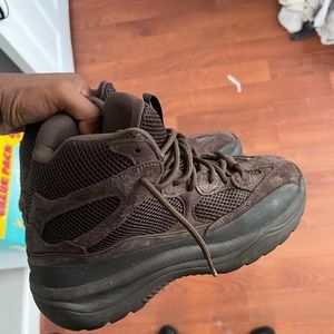 BROWN YEEZY BOOT
9/10 CONDITION